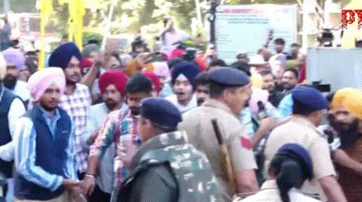 Chandigrah News: Police resort to 'lathi charge' to disperse protesting students at Panjab University