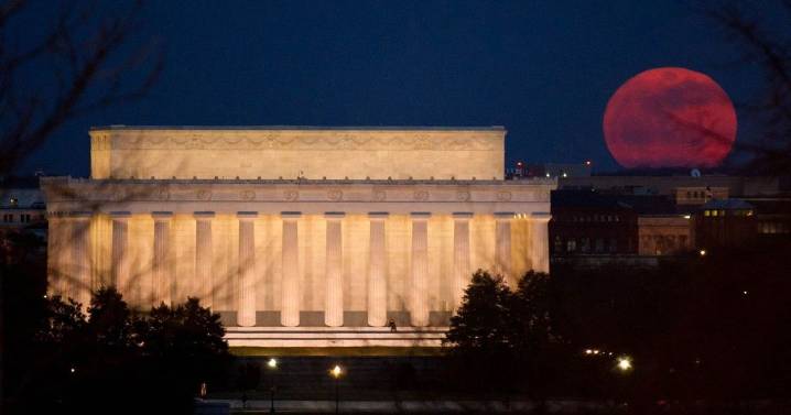 Look up Wednesday for the super moon :: WRAL.com