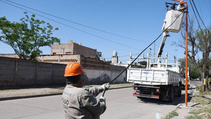 Electricidad de la Municipalidad realiza mejoras del alumbrado en el barrio Cáceres