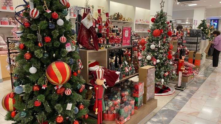 Ambiente navideño invade tiendas y centros comerciales de Nuevo León
