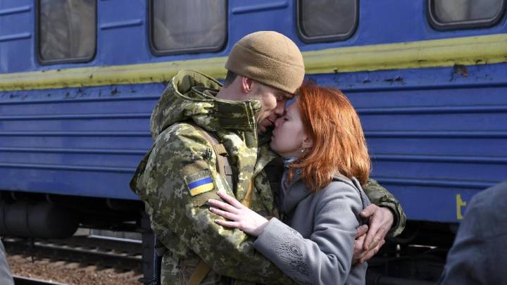 Fin de trayecto para el tren del amor de Ucrania: “Cuando veo a mi pareja, creo que será la última vez”