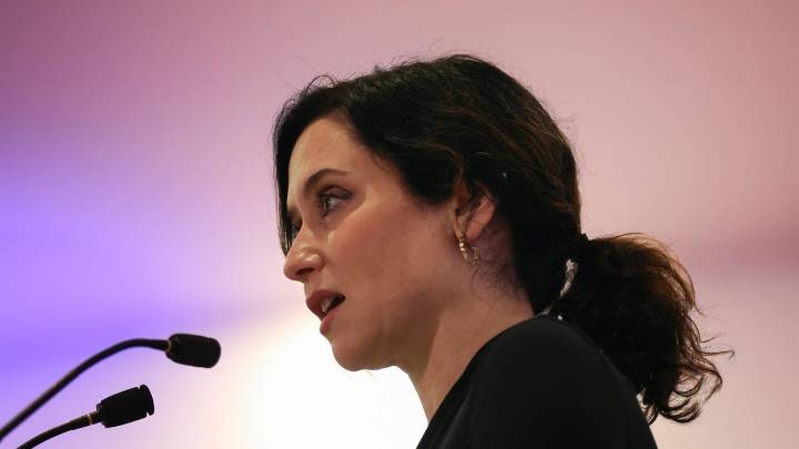 Ayuso carga contra Gallardo por su candidatura "imputada" y acusa a Sánchez de fomentar el "guerracivilismo"