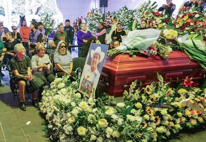 Cuerpo de joven que asesinó a Carlos Manzo sigue sin ser reclamado