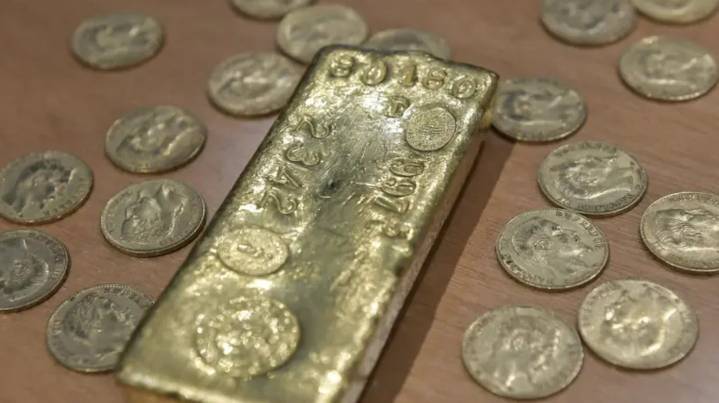 Descubren lingotes de oro al excavar un pozo en el patio de su casa para construir una piscina