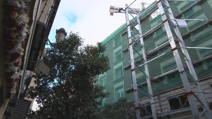 Los comercios de la calle de las Hileras luchan por sobrevivir tras el trágico derrumbe