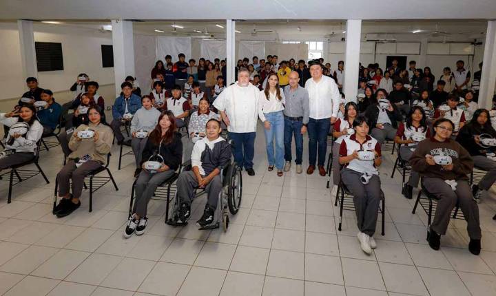 Invita Ana Paty Peralta a jóvenes a ser felices y plenos