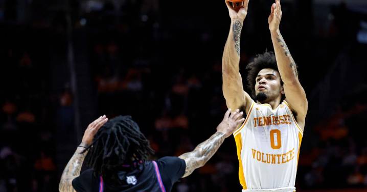 Gillespie scores 17 to lead No. 20 Tennessee over Tennessee State 89