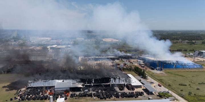 Se reavivó el fuego en el polígono de Ezeiza, a siete días del incendio: los bomberos controlaron las llamas