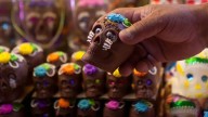 Aprovecha las calaveritas de chocolate en la ofrenda y conviértelas en bebida