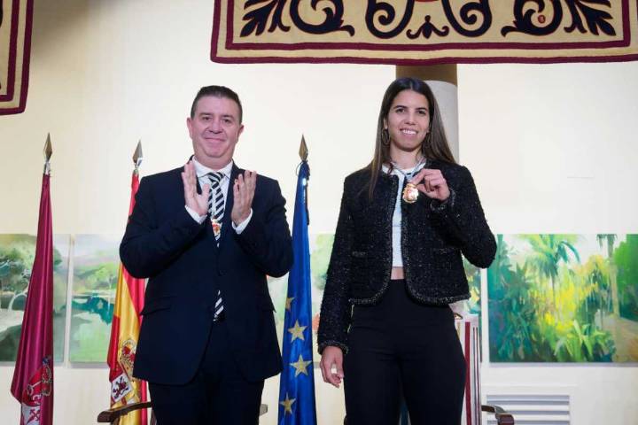 Alba Redondo, la primera mujer que recibe la Medalla de Oro, de Honor y Gratitud de la provincia de Albacete