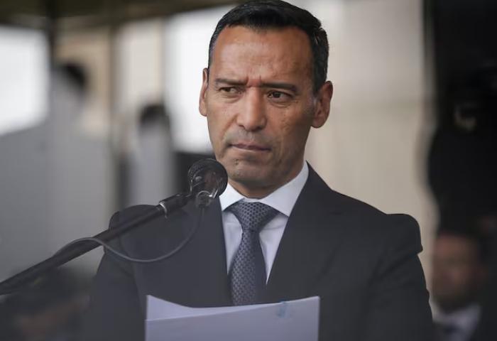 Radican moción de censura contra ministro de Defensa por bombardeos en los que murieron menores