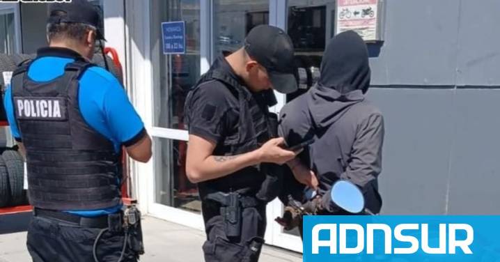 18:03 Detuvieron a un repartidor por golpear a un compañero y dañar su moto en un supermercado de Comodoro