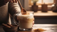 Mezclar leche con canela: por qué recomiendan hacerlo y para qué sirve