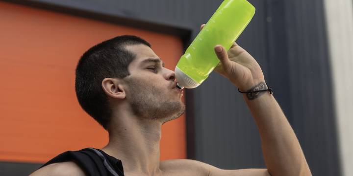 Agua con gas en el deporte: ¿aliada refrescante o causa de molestias digestivas?