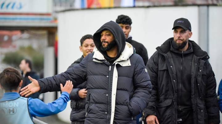 El ex jugador del Real Madrid Marcelo sorprende en Sanxenxo para apoyar a su hijo Enzo Alves