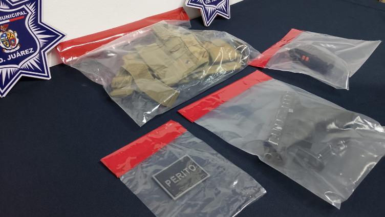 Cae menor que fingía ser agente afuera de una escuela