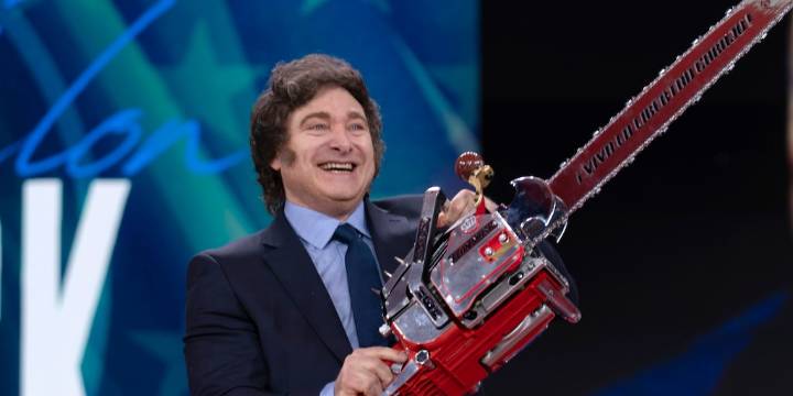 El gobierno seguirá aplicando motosierra al Estado en 2026: cuánto redujo el empleo público en sus primeros dos años