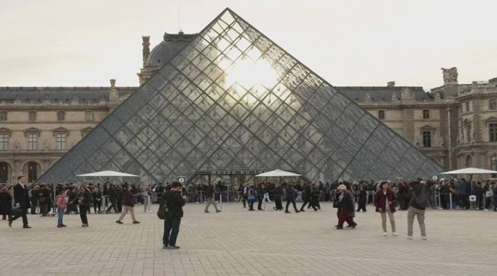 Acusan a mujer por complicidad en el robo del Louvre