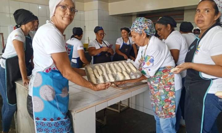 Más de 150 trabajadores del PAE se capacitan en platos navideños