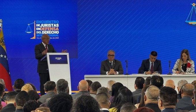 Jorge Rodríguez en Congreso de Juristas: Mantener la paz en Venezuela no significa estar "de rodillas ni en silencio"