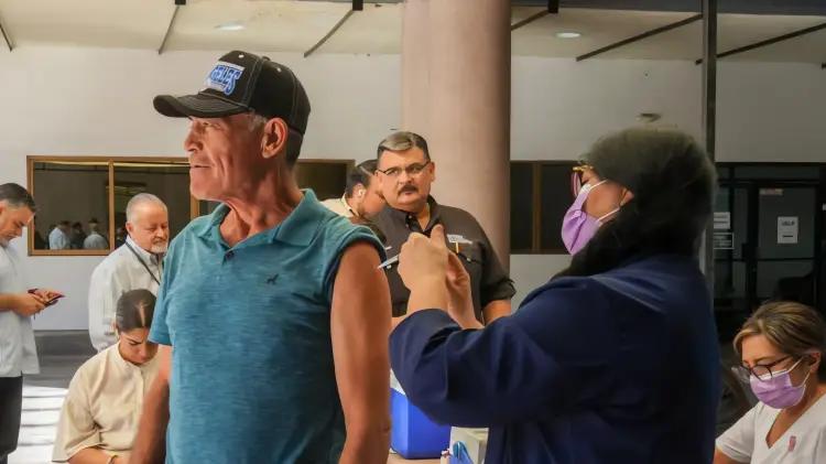 Inicia campaña invernal de vacunación contra influenza, COVID