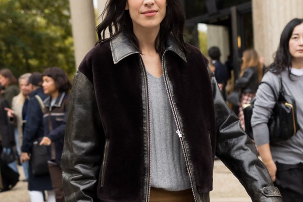 Solo la mujer con más estilo de Londres puede llevar un abrigo de leopardo con sandalias (y medias)