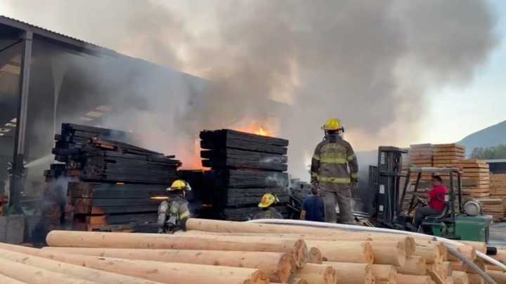Sofocan Incendio en Empresa de Fabricación de Madera en Parque Industrial Escobedo, Nuevo León