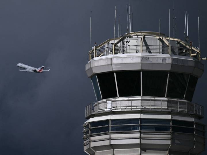 Air traffic controllers warn of 'tipping point' as U.S. government shutdown drags on