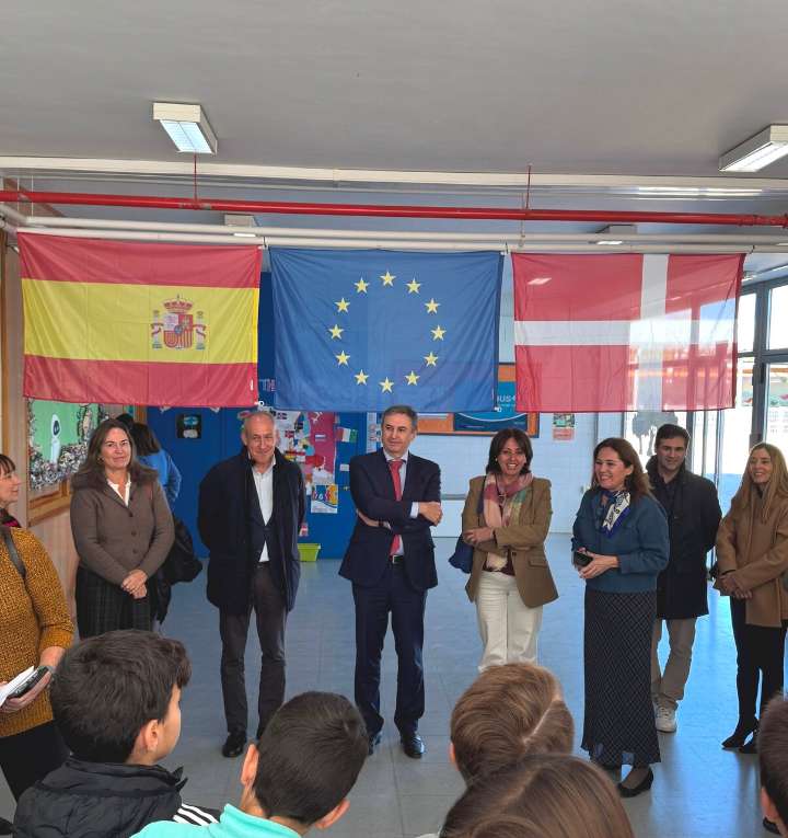 Tomares acoge la entrega andaluza de los kits de robótica de la XI edición de RetoTech