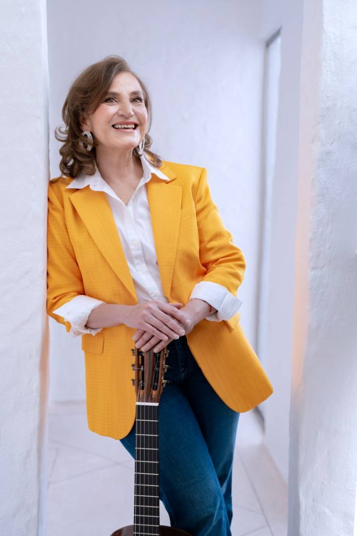 Berta Rojas cuenta con música la historia de la guitarra en América