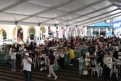 La Plaza de Bolívar de Manizales se llenó de talento femenino con Expo EVAS