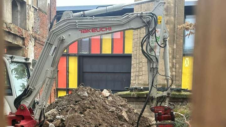 Domingo de trabajo intenso en el Palacio de Congresos de León: máquinas a destajo para avanzar en un proyecto venido a menos