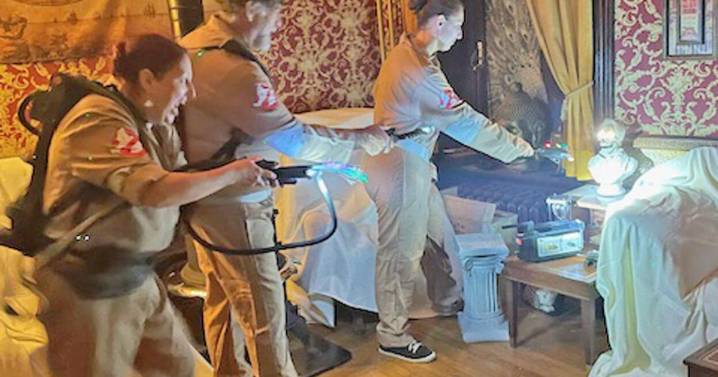 Addams family theme draws hundreds to Lebold Mansion