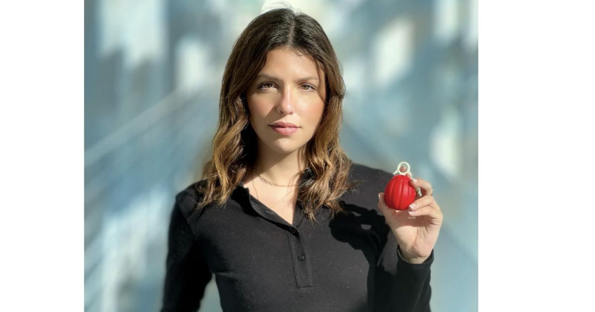 La joven emprendedora que fabrica granadas que llaman a la policía: «Nuestra granada pacífica arma a la víctima de valor, no de violencia»