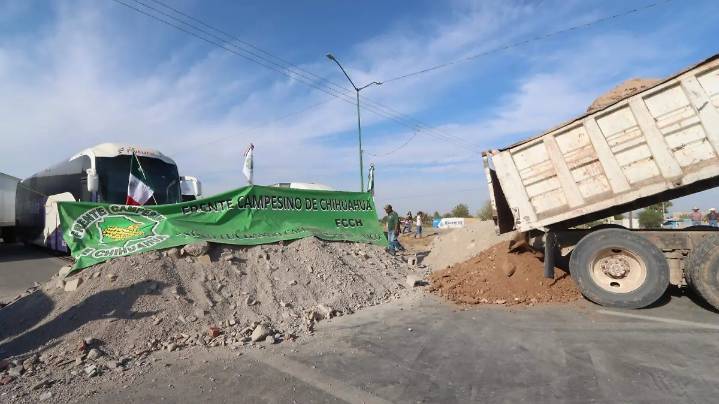 Con dompes de tierra, productores refuerzan bloqueo en Meoqui