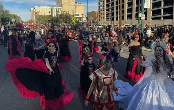 Se desborda el Centro para celebrar Día de los Muertos