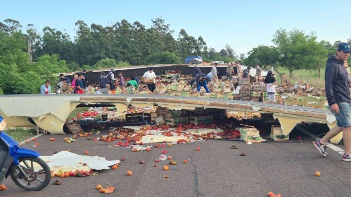 Corrientes: camión con verduras volcó en Esquina y vecinos saquearon toda la carga