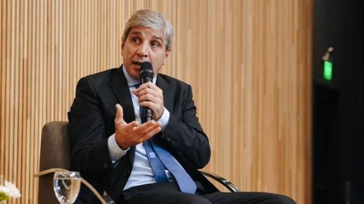 Luis Caputo aseguró ante inversores que buscará fortalecer las reservas y deslizó un posible ajuste en las bandas cambiarias