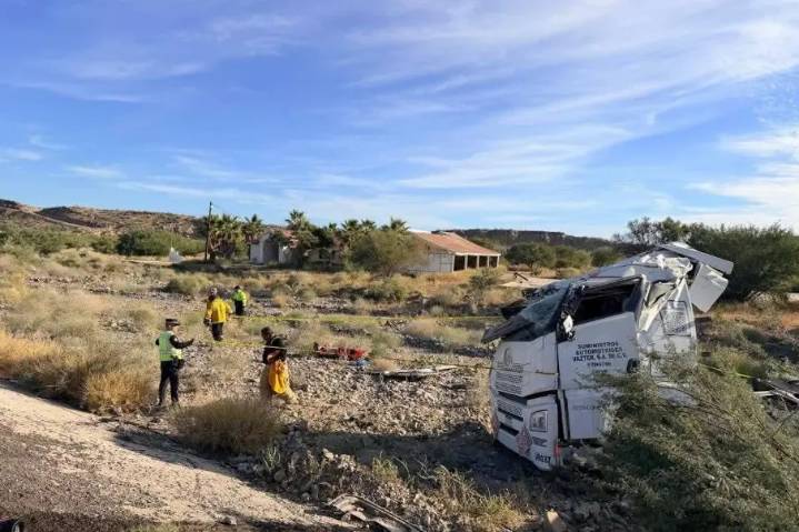Volcadura de tractocamión con hidrocarburos en la Transpeninsular