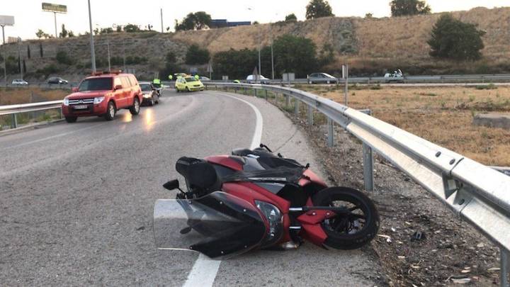 Muere un hombre en un accidente entre una moto y un turismo en una carretera