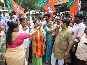 Mangaluru: BJP celebrates NDA’s strong lead in Bihar at PVS Circle