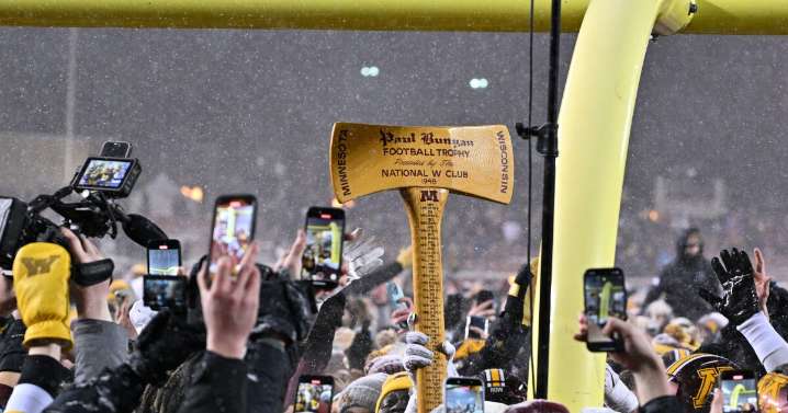 Minnesota keeps Paul Bunyan's Axe with a 17-7 win in the snow over Wisconsin