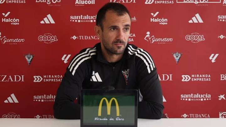 El interino del Mirandés reconoce su sorpresa por seguir sin técnico y analiza al Sporting: «Me gusta, mejoró con Borja»