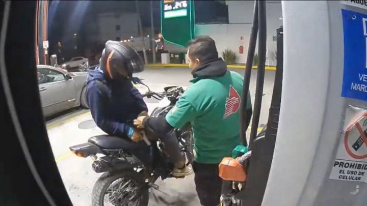 Asalto a despachador de gasolinería PEMEX en Puebla queda captado por cámaras de seguridad