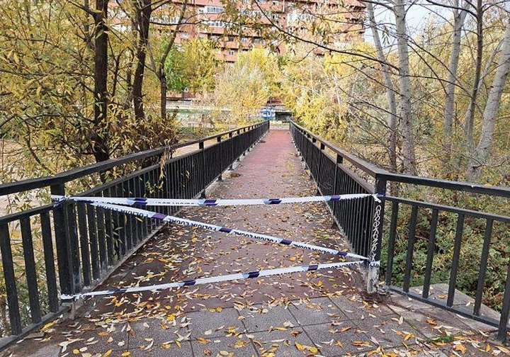 Cierran las pasarelas del río Bernesga tras duplicar su altura en las últimas 24 horas