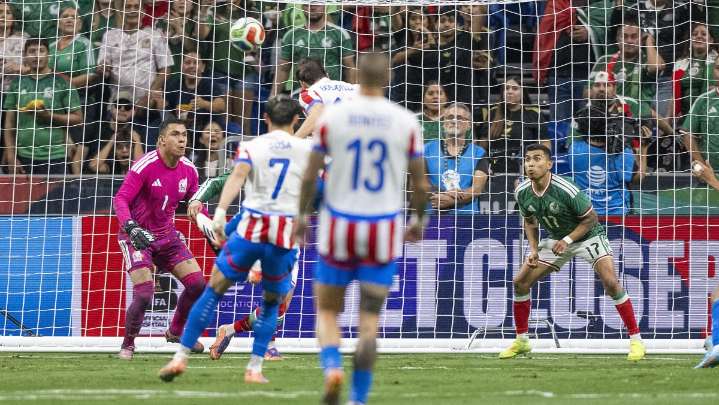 México se salva de goleada contra Paraguay,  gracias a Luis Malagón: 1
