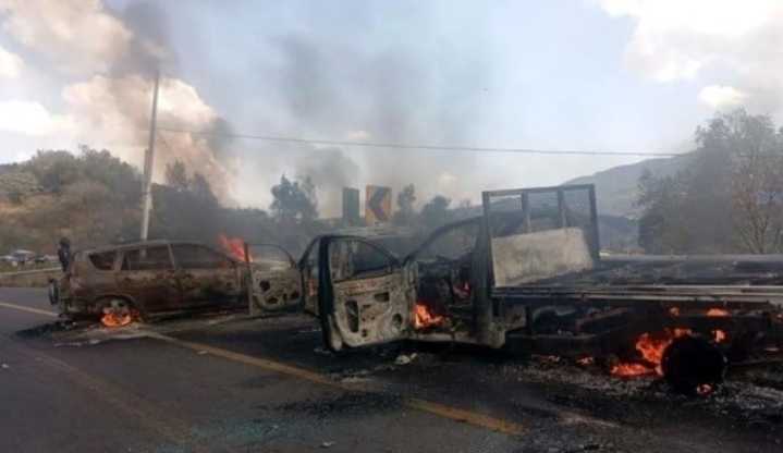 Abaten a dos y se dan narcobloqueos en Michoacán