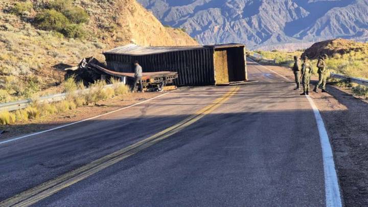 Dos muertos tras el choque de dos camiones y un auto en un accidente sobre Ruta 7