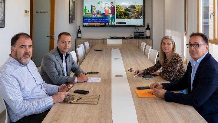 Acor y Cuatro Rayas se alían por el empleo rural: los mismos operarios enlazarán sus campañas