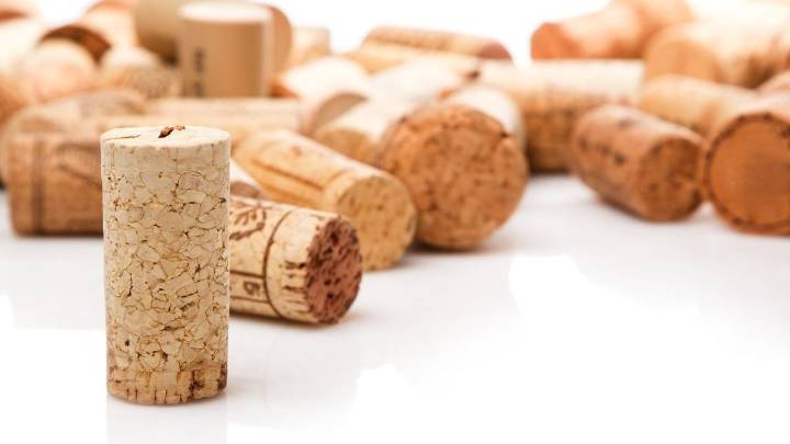 Usando los corchos viejos, aprendé a hacer un centro de mesa para Navidad